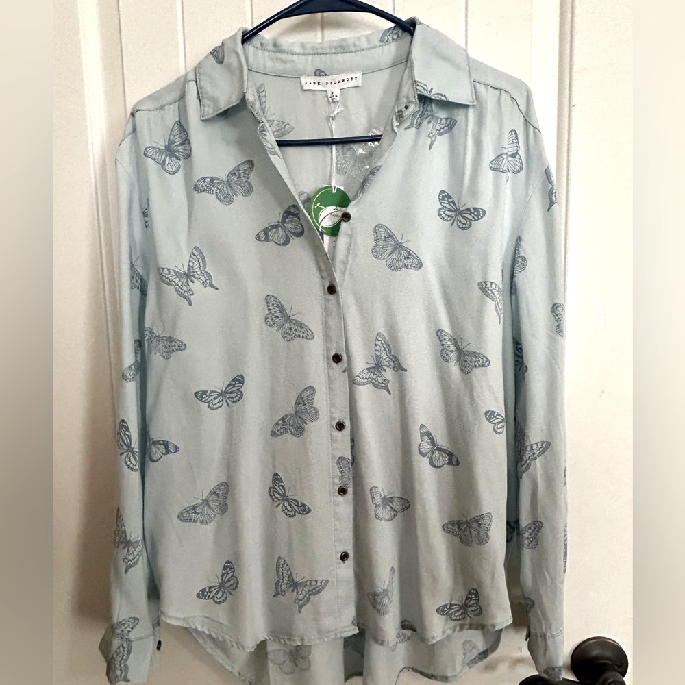 Butterfly pattern, button down top, NWT